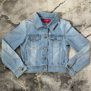 Vintage Glo y2k light-wash jean jacket with bronze buttons 🩵